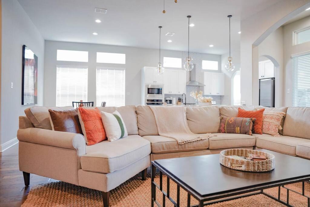 Photo of Livingroom in Helotes
