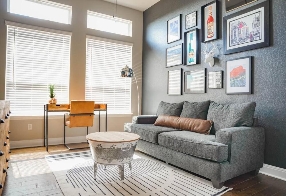 Photo of Livingroom in Helotes