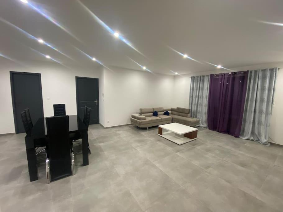 Photo of Livingroom in Saint-Etienne-de-Fontbellon