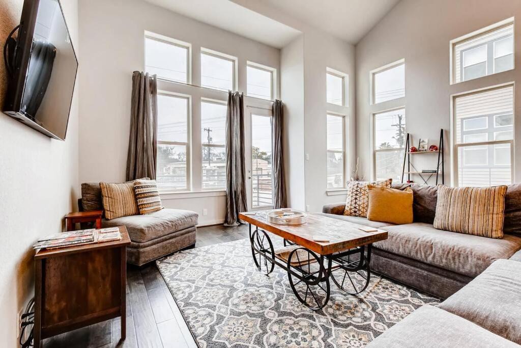 Photo of Livingroom in Tobin Hill