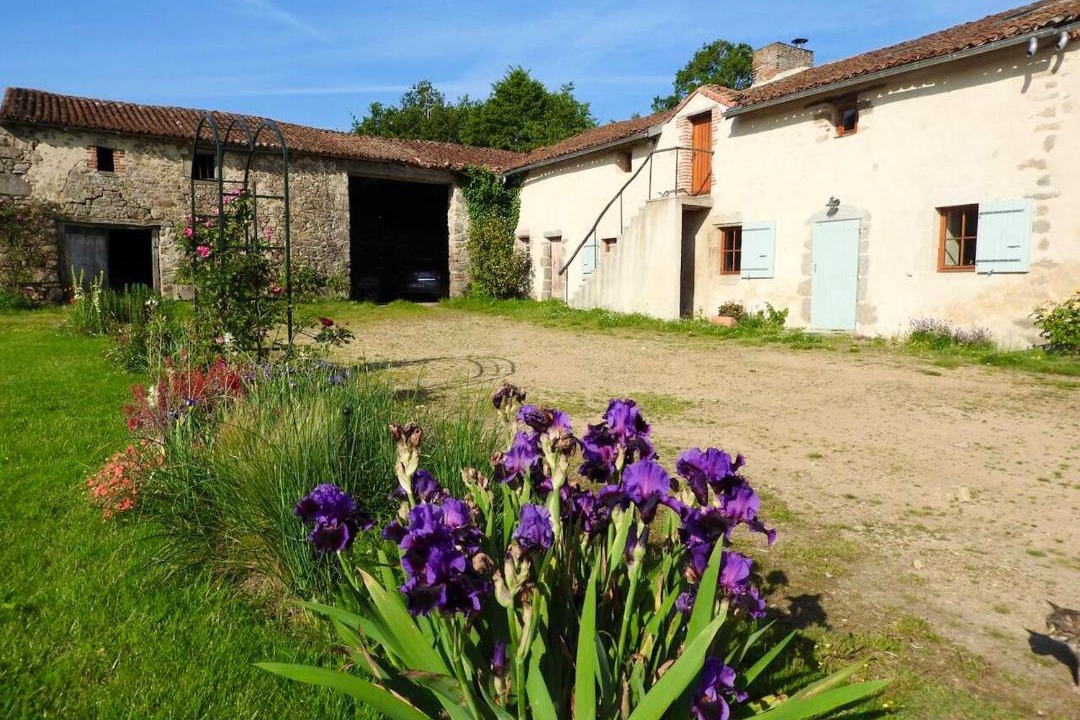 Photo of Buildings in Nueil-les-Aubiers