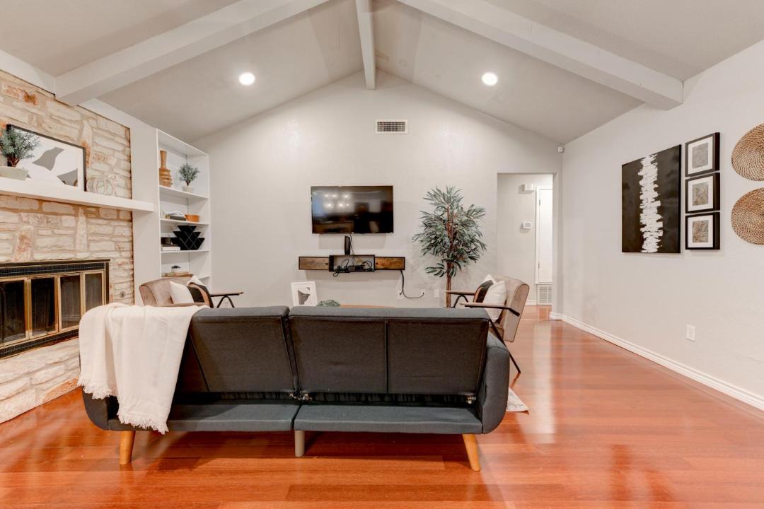 Photo of Livingroom in McNeil