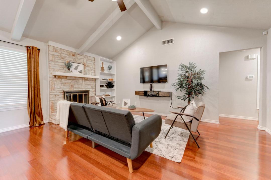 Photo of Livingroom in McNeil
