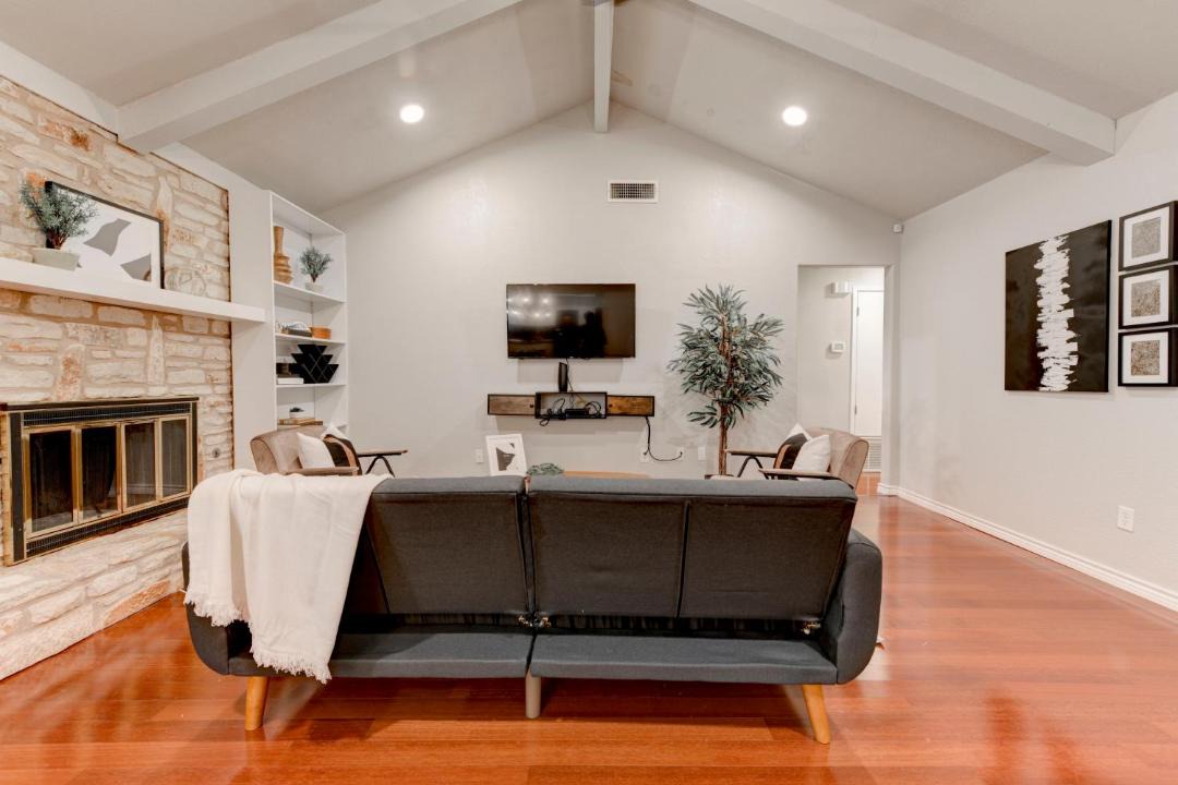 Photo of Livingroom in McNeil