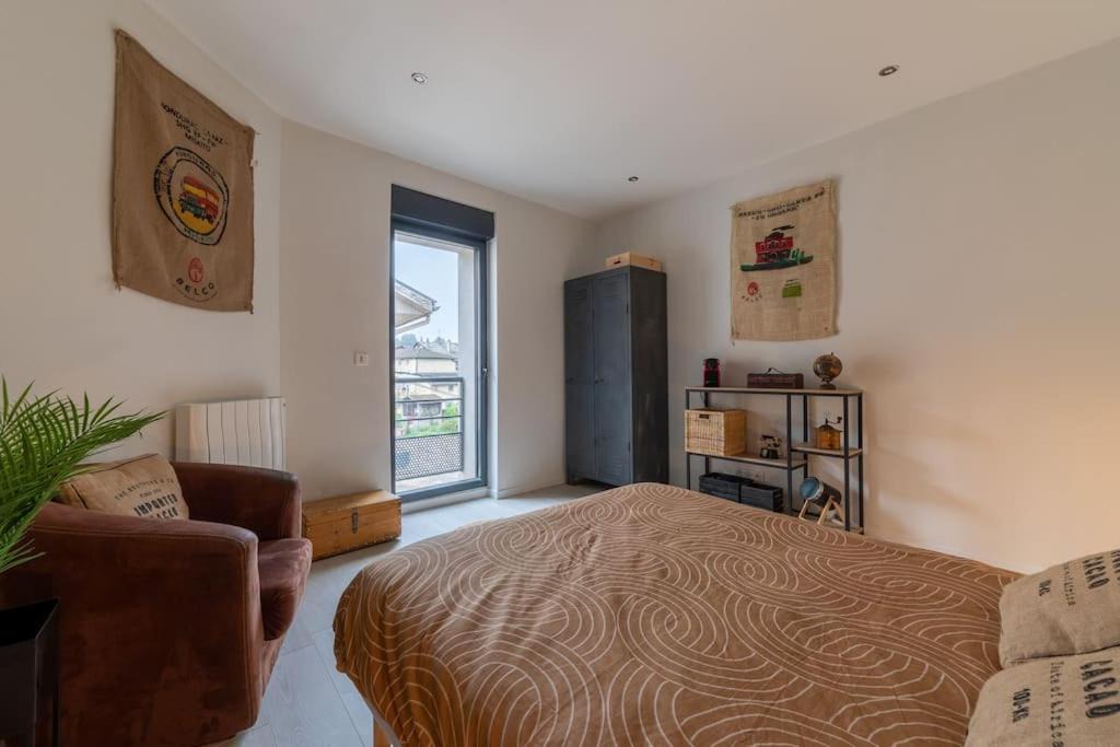 Photo of Others in Rives