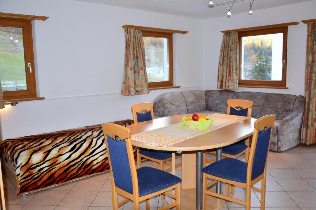 Photo of Livingroom in Tschierv