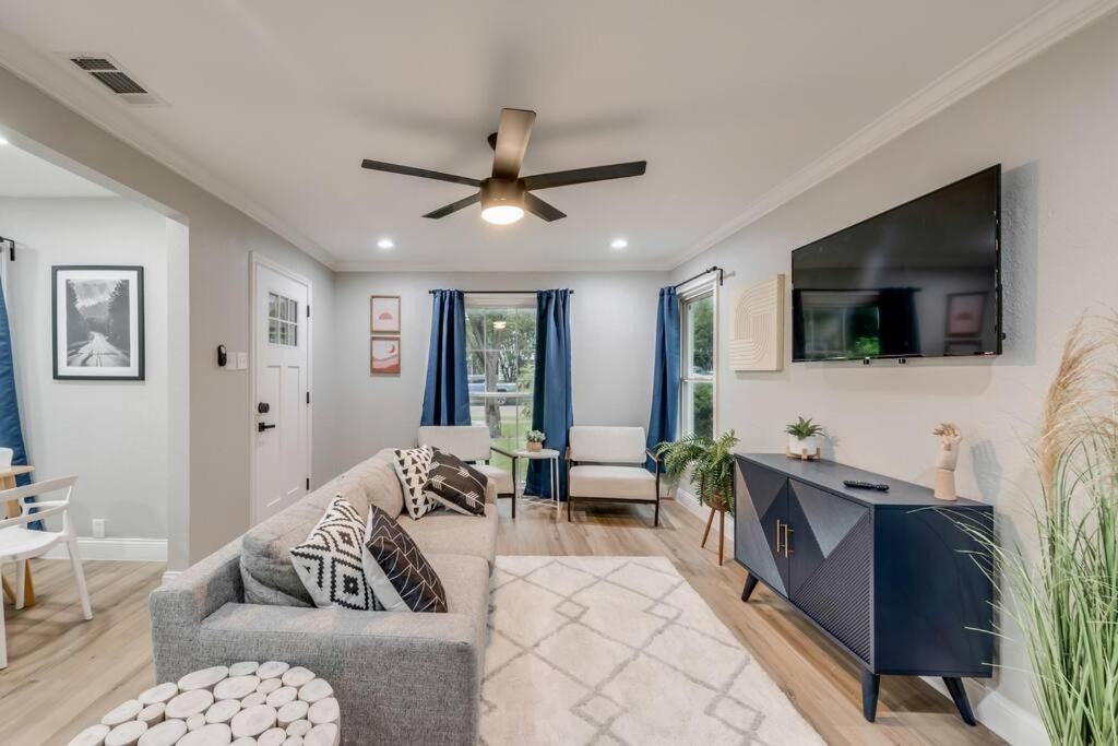Photo of Livingroom in Original Town