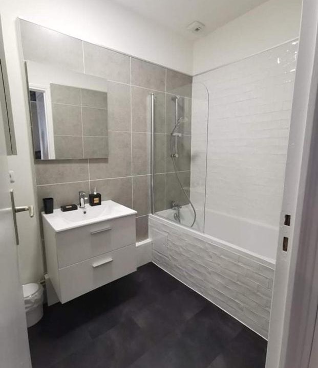 Photo of Bathroom in Lens