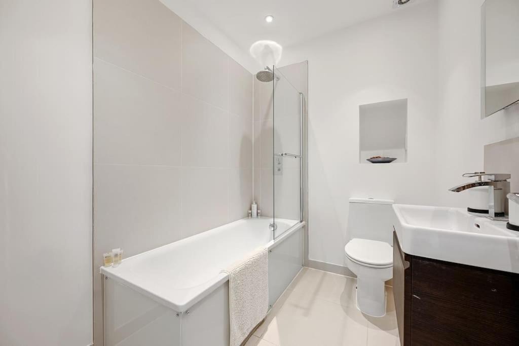 Photo of Bathroom in Ealing Common