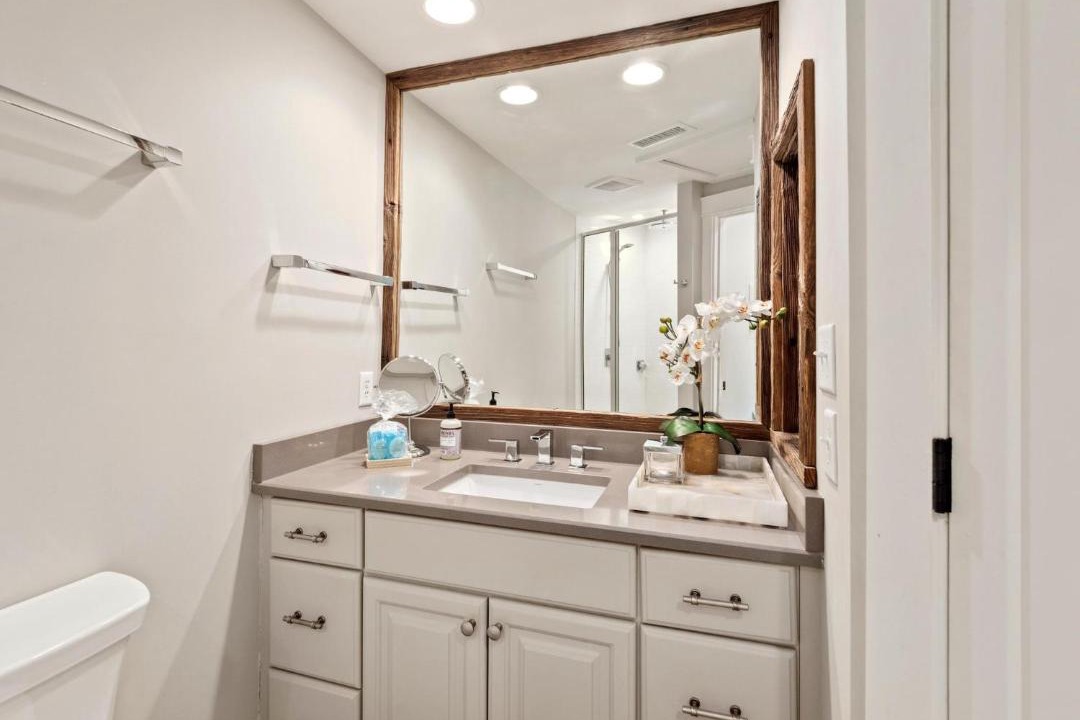 Photo of Bathroom in Night Heron