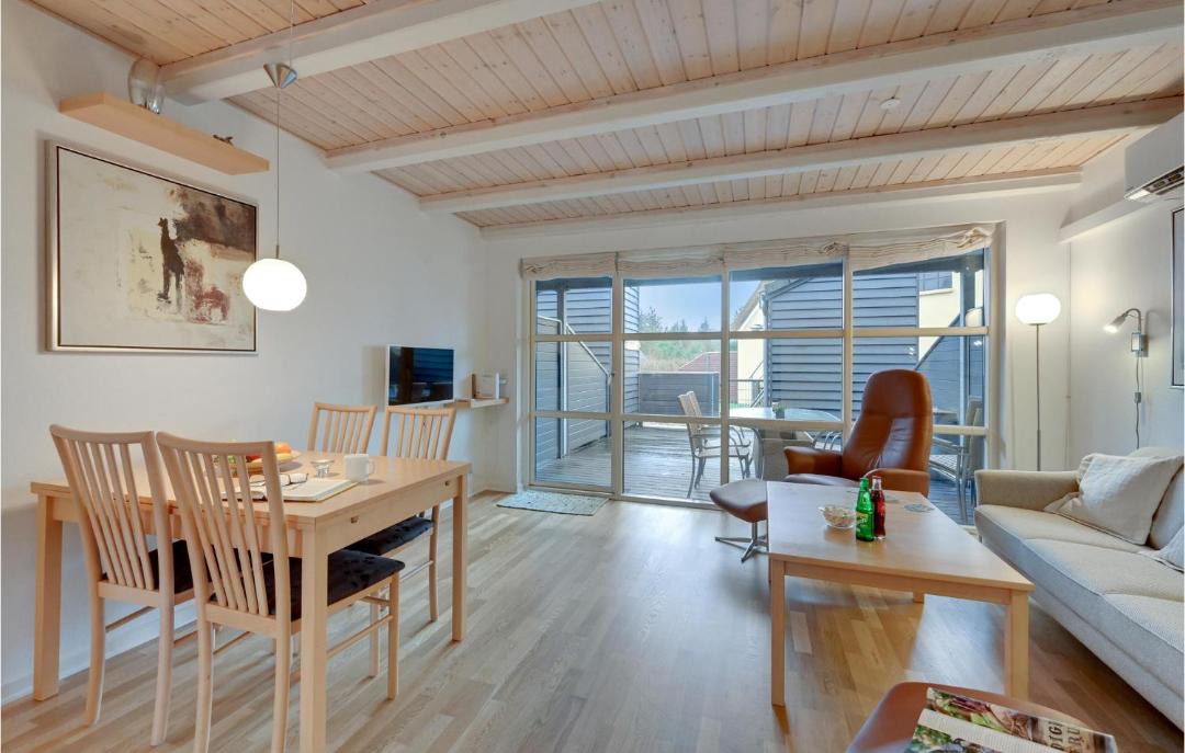 Photo of Others in Henne