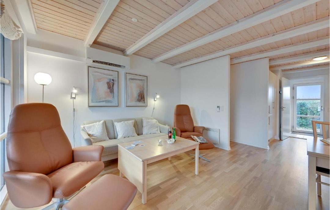 Photo of Others in Henne