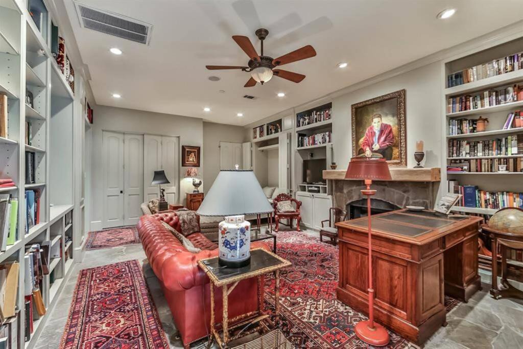 Photo of Livingroom in Greenway Plaza-Upper Kirby