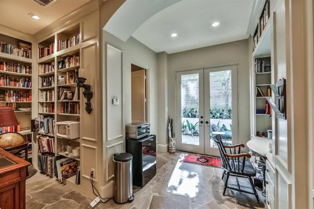 Photo of Livingroom in Greenway Plaza-Upper Kirby