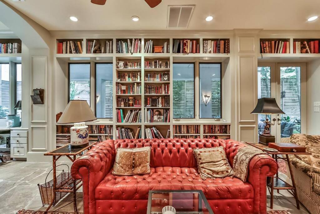 Photo of Livingroom in Greenway Plaza-Upper Kirby