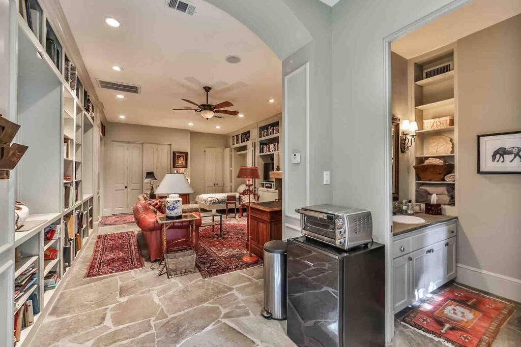 Photo of Livingroom in Greenway Plaza-Upper Kirby