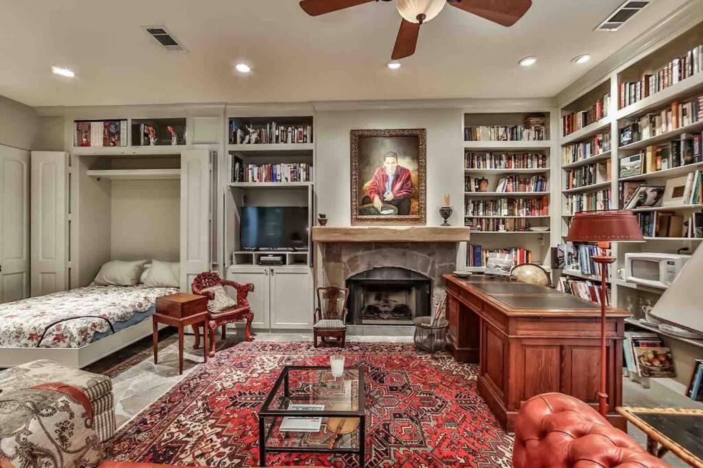 Photo of Livingroom in Greenway Plaza-Upper Kirby