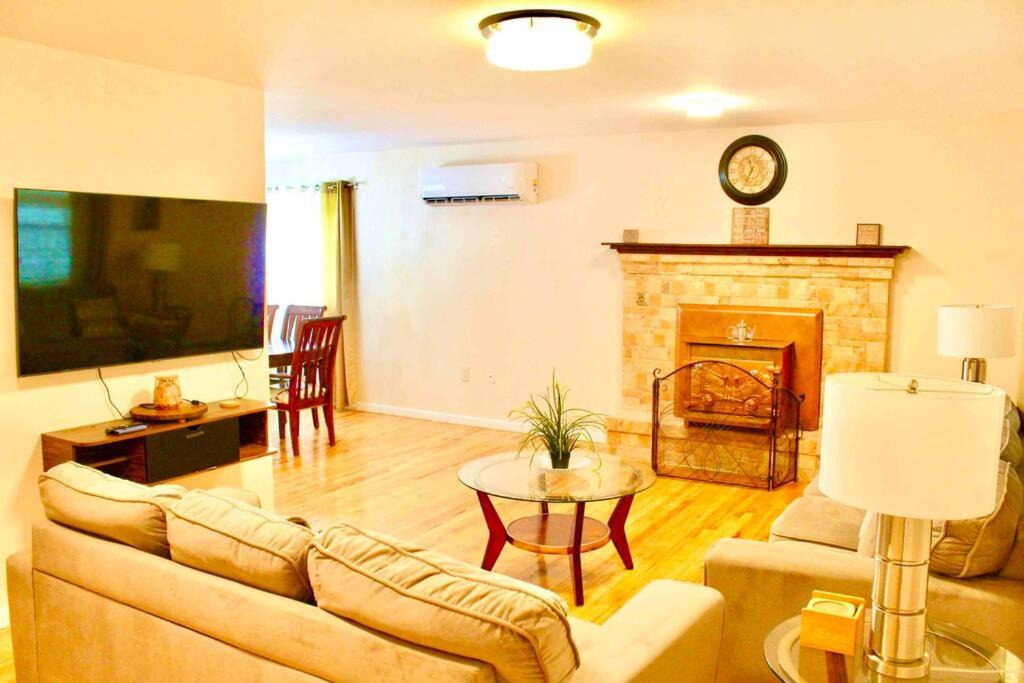 Photo of Livingroom in Montague