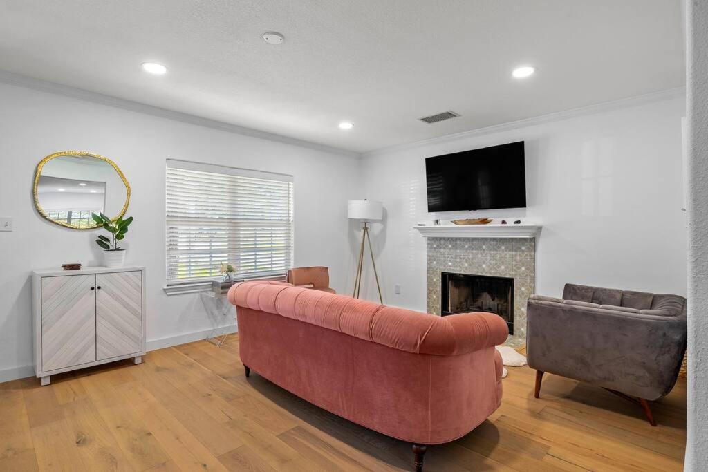 Photo of Livingroom in Apache Shores