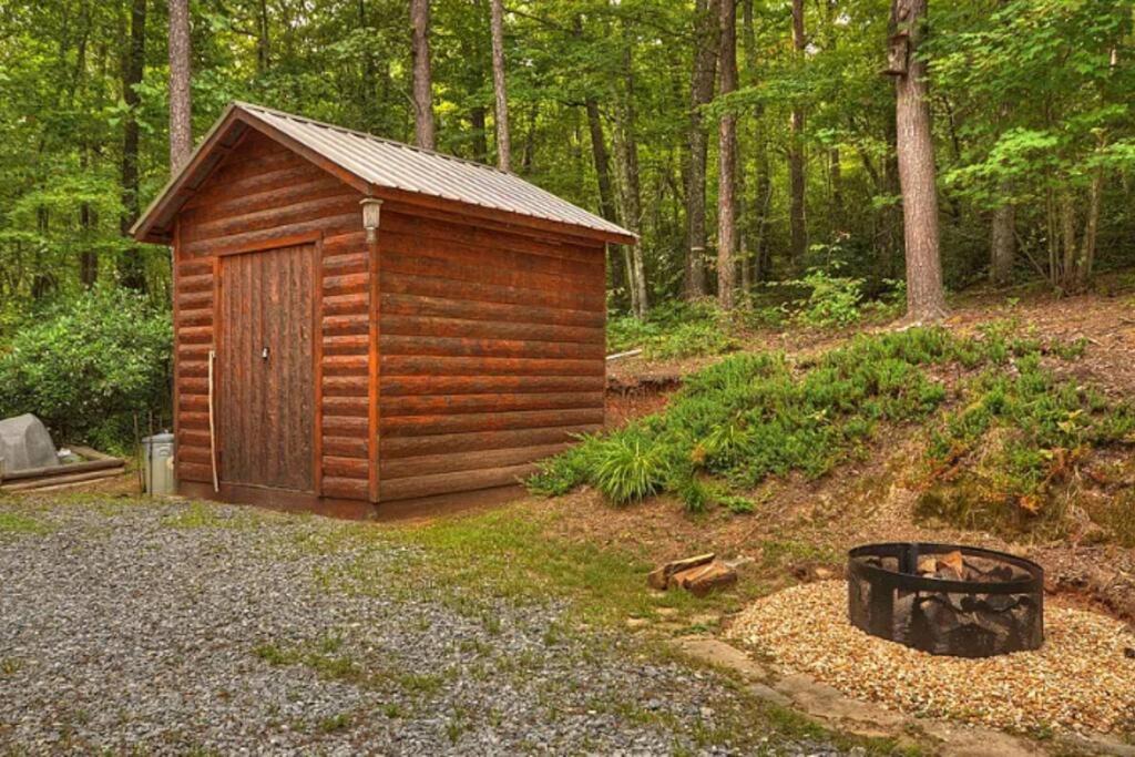 Photo of Buildings in Mineral Bluff