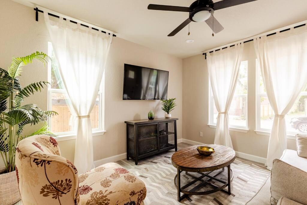 Photo of Livingroom in Near East Side