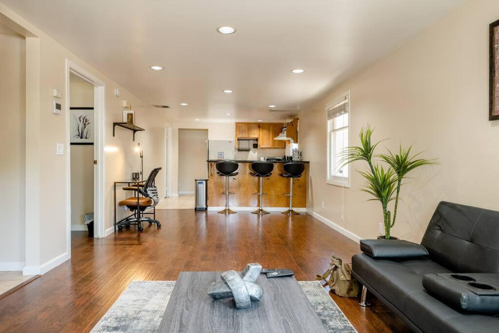 Photo of Livingroom in North Oak Park
