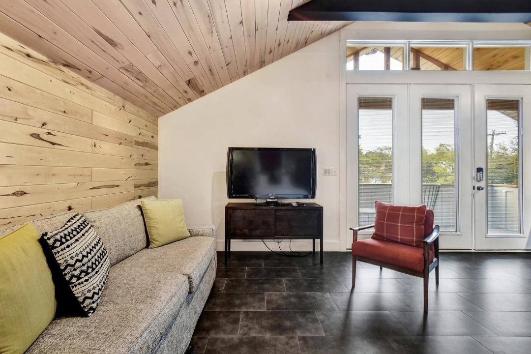 Photo of Livingroom in South River City