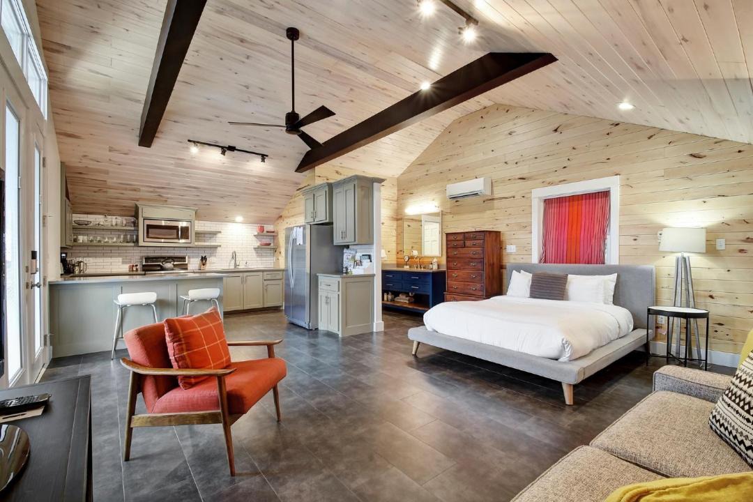 Photo of Livingroom in South River City