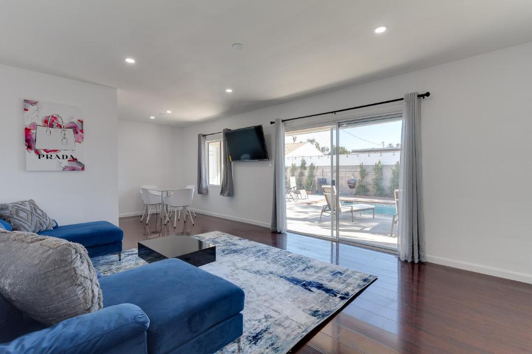 Photo of Livingroom in Reseda