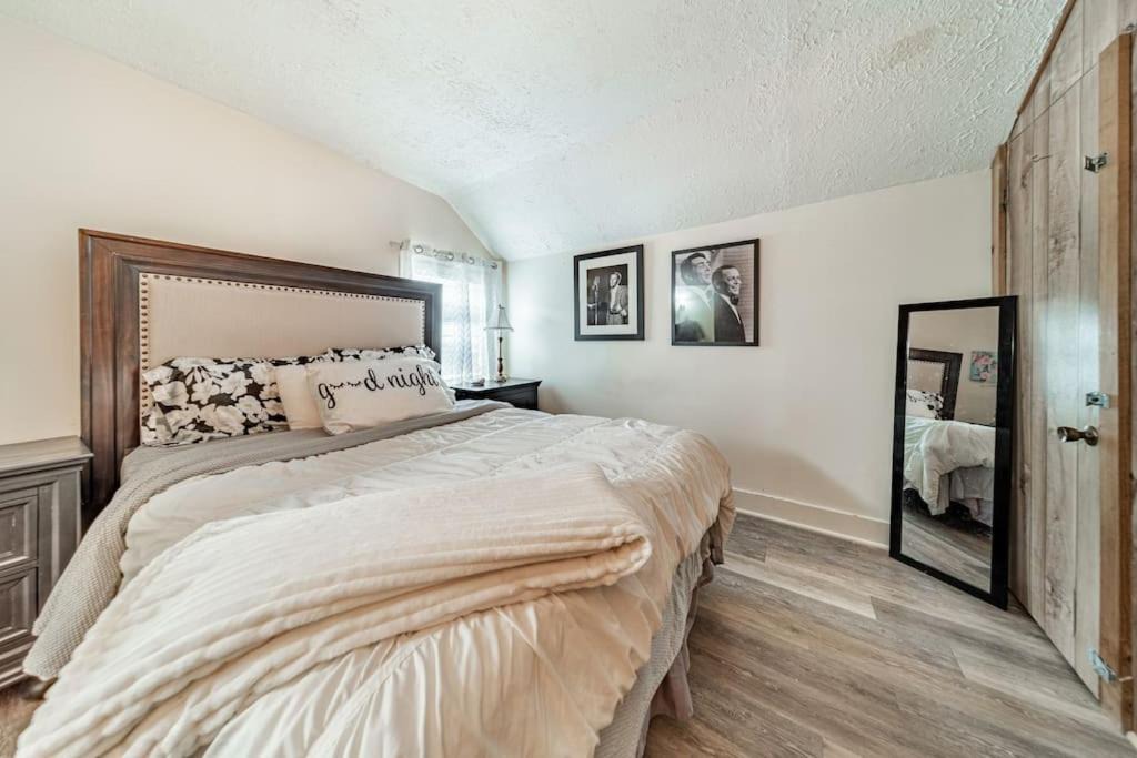 Photo of Bedroom in Cuyahoga Falls