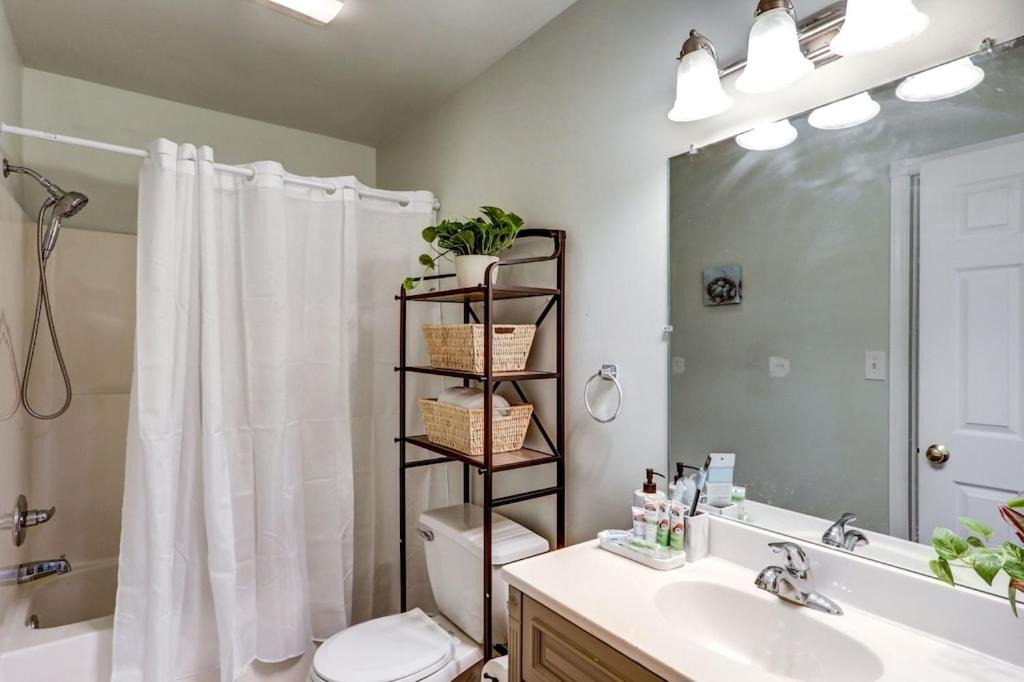 Photo of Bathroom in West Lawn