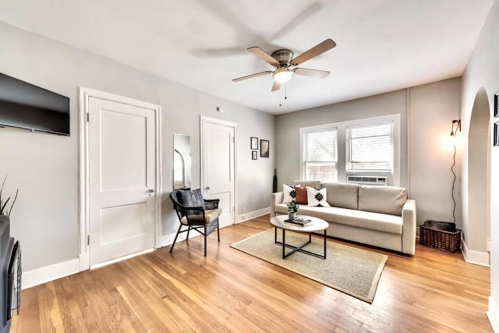Photo of Livingroom in Lower Greenville