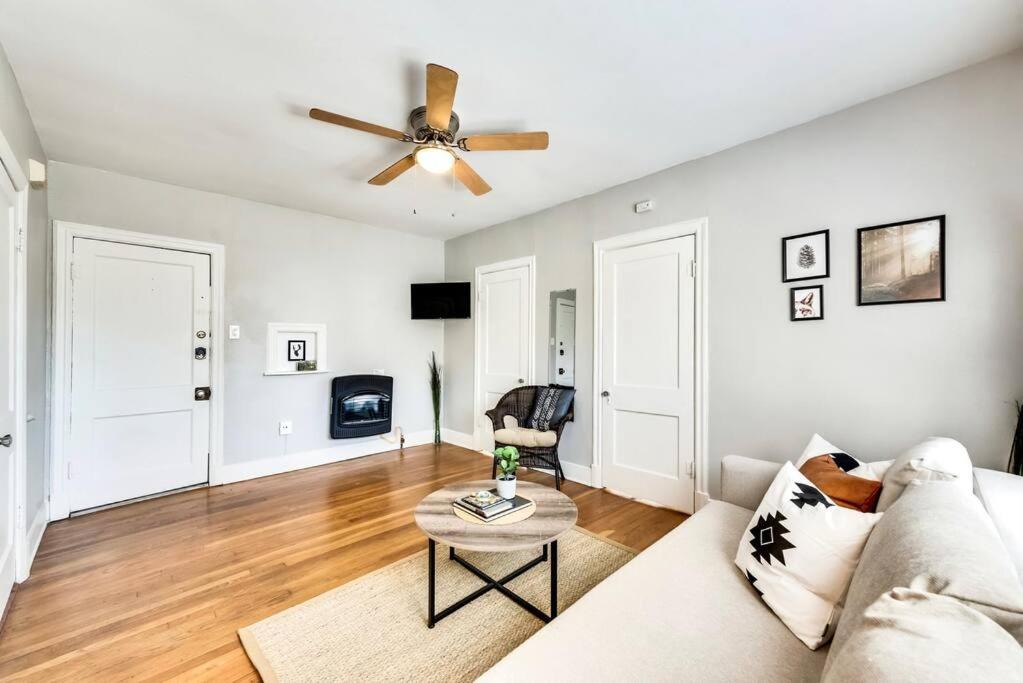 Photo of Livingroom in Lower Greenville