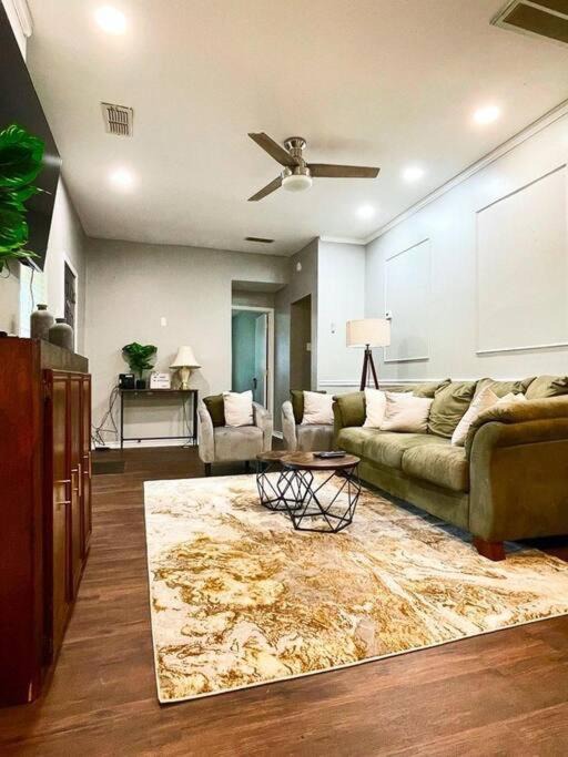 Photo of Livingroom in Grapeland