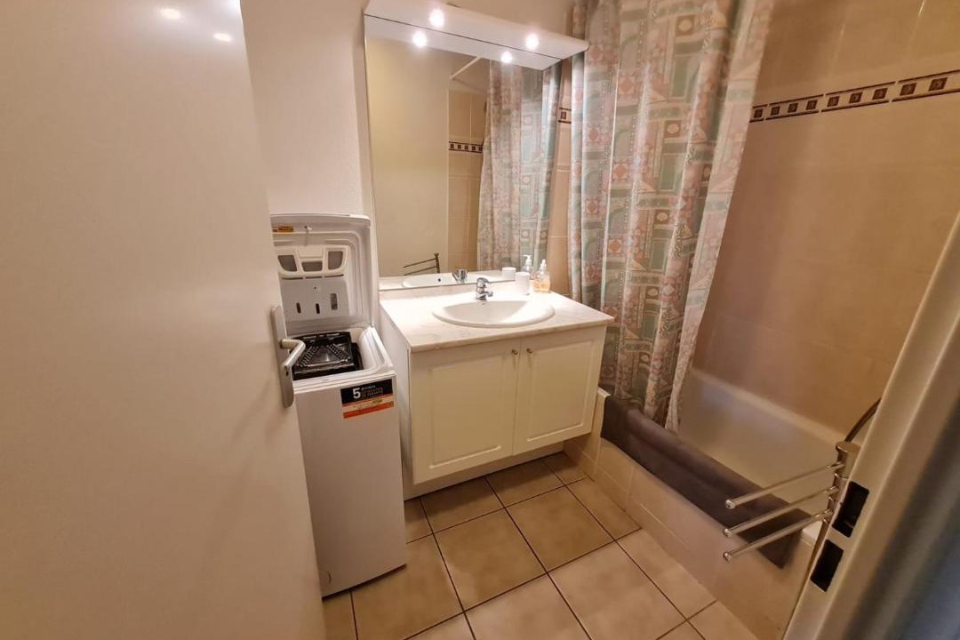 Photo of Bathroom in Pin - Vert Galant