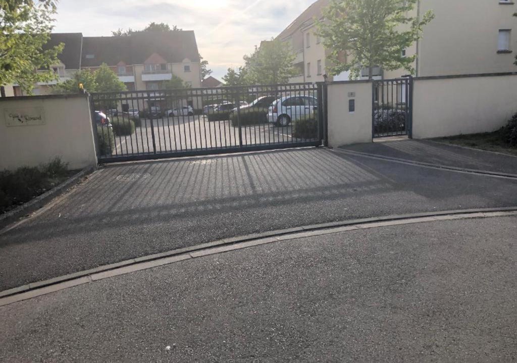 Photo of Buildings in Pin - Vert Galant