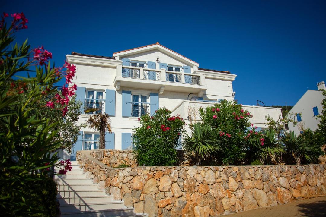 Photo of Others in Cres