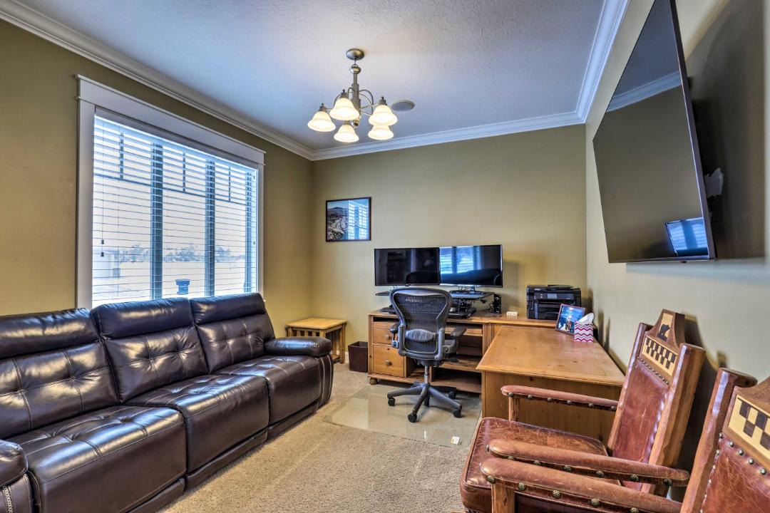 Photo of Livingroom in Midway
