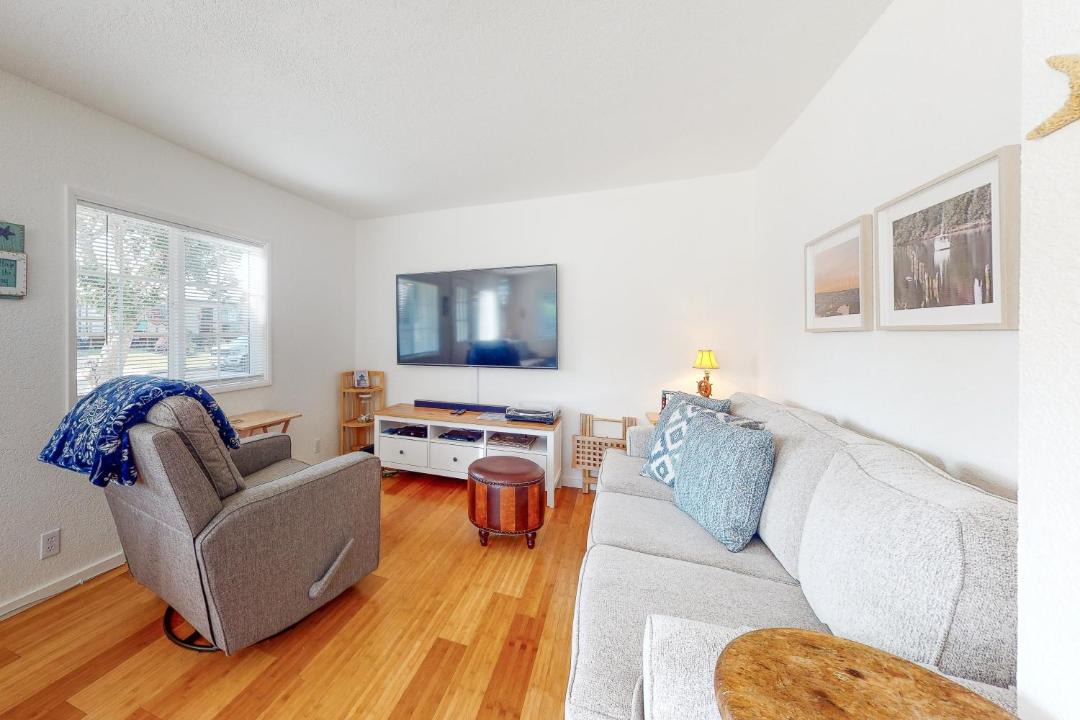 Photo of Livingroom in Winchester Bay