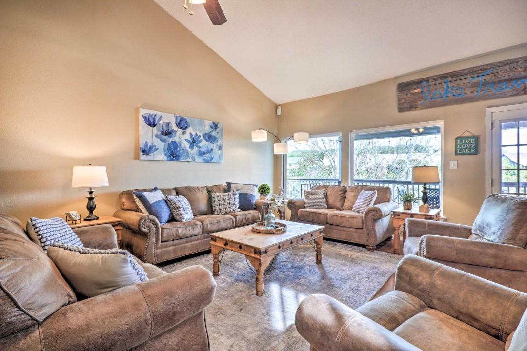 Photo of Livingroom in Point Venture