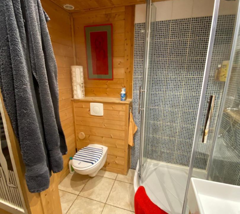 Photo of Bathroom in Thones