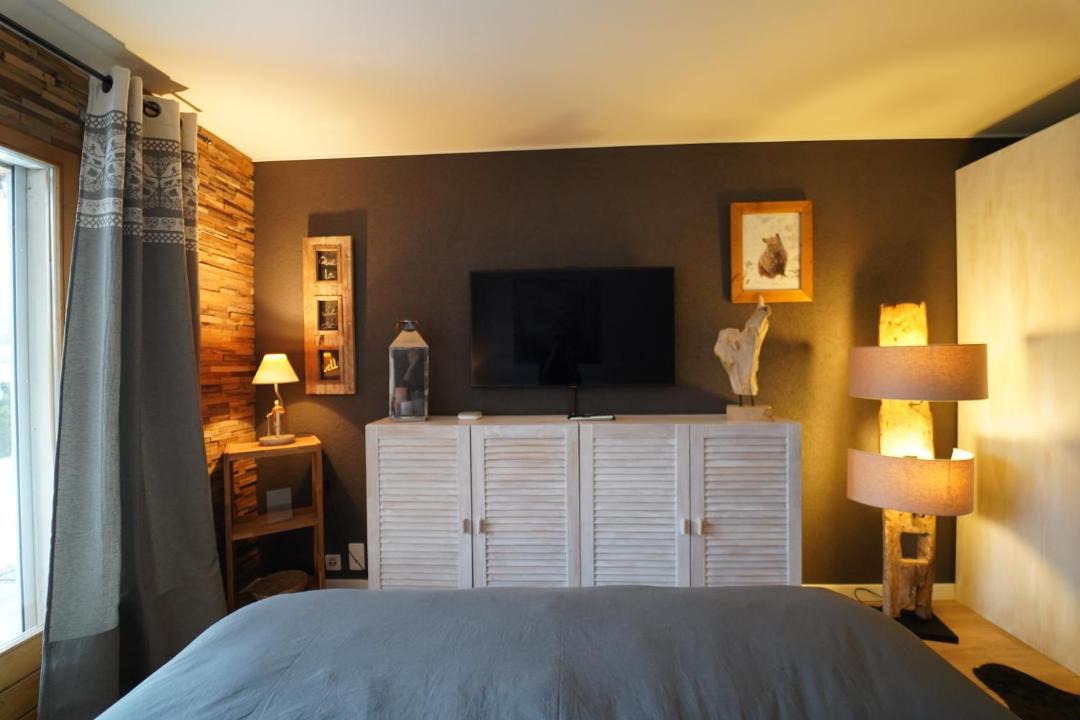 Photo of Bedroom in Lens