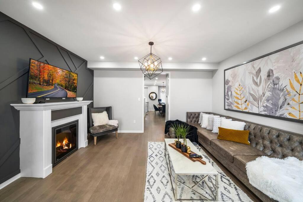 Photo of Livingroom in Hurontario