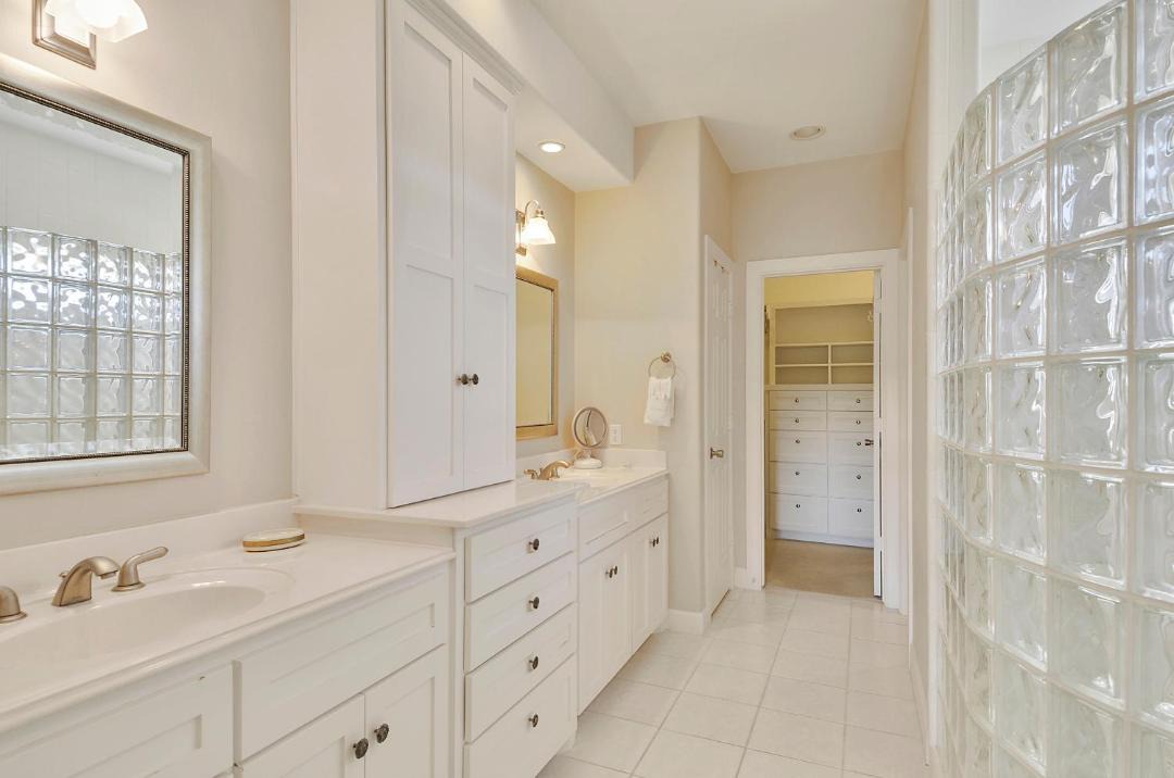 Photo of Bathroom in Pirates Beach