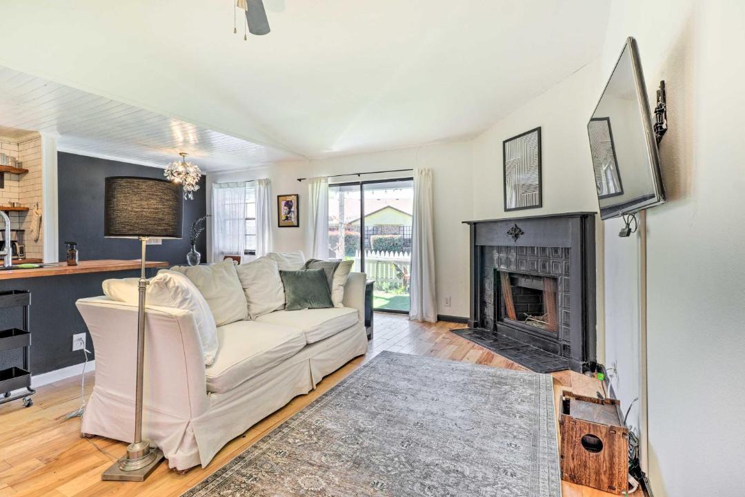 Photo of Livingroom in Pleasant Valley