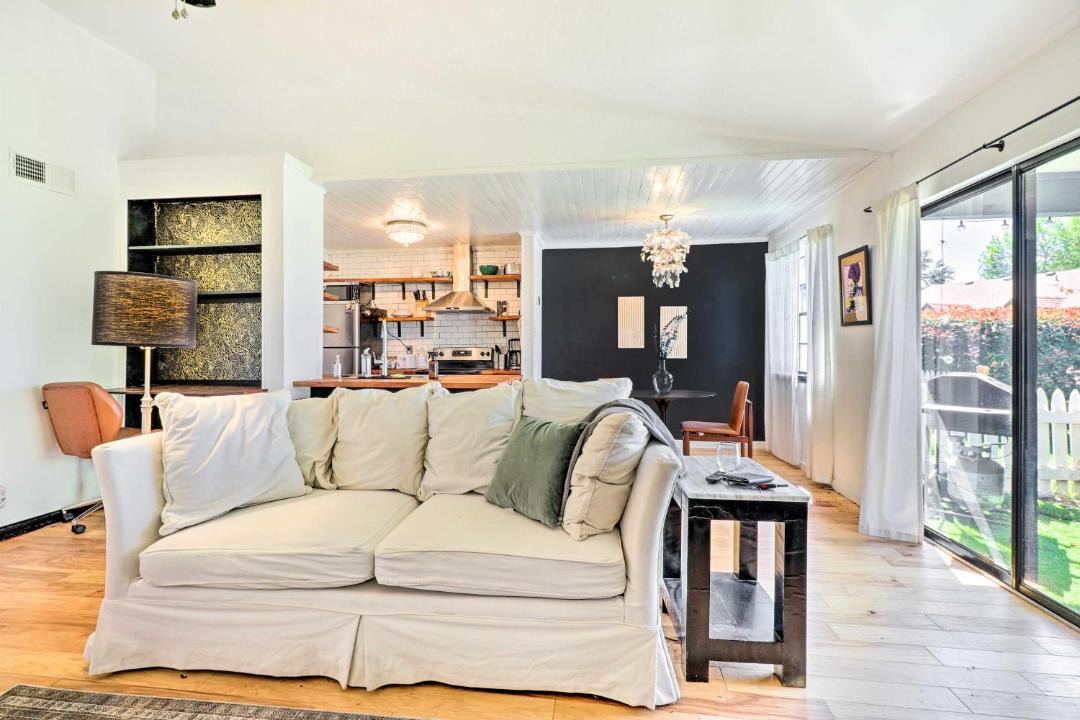 Photo of Livingroom in Pleasant Valley