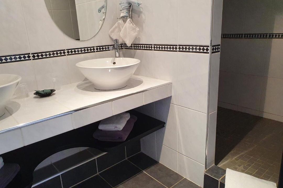 Photo of Bathroom in Surtainville