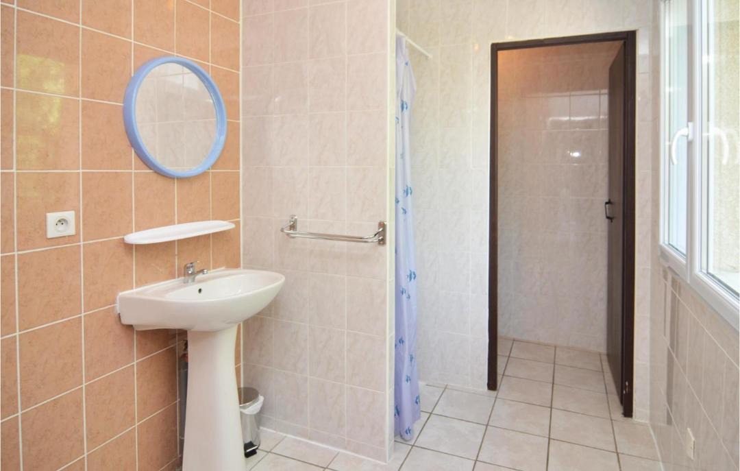 Photo of Bathroom in Courry