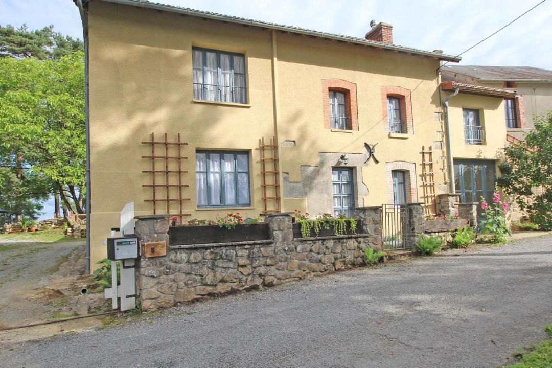 Photo of Buildings in Folles