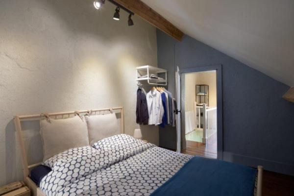 Photo of Bedroom in Singles